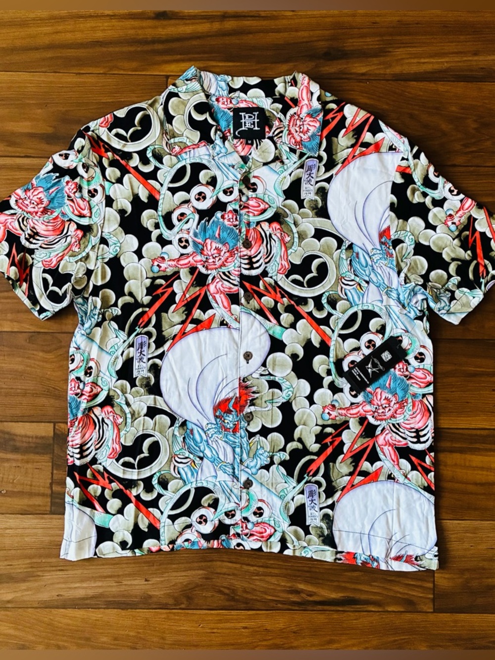 New Ed Hardy Camp Shirt Mens Size M Japan Bee Dragon Short Sleeve Button Down